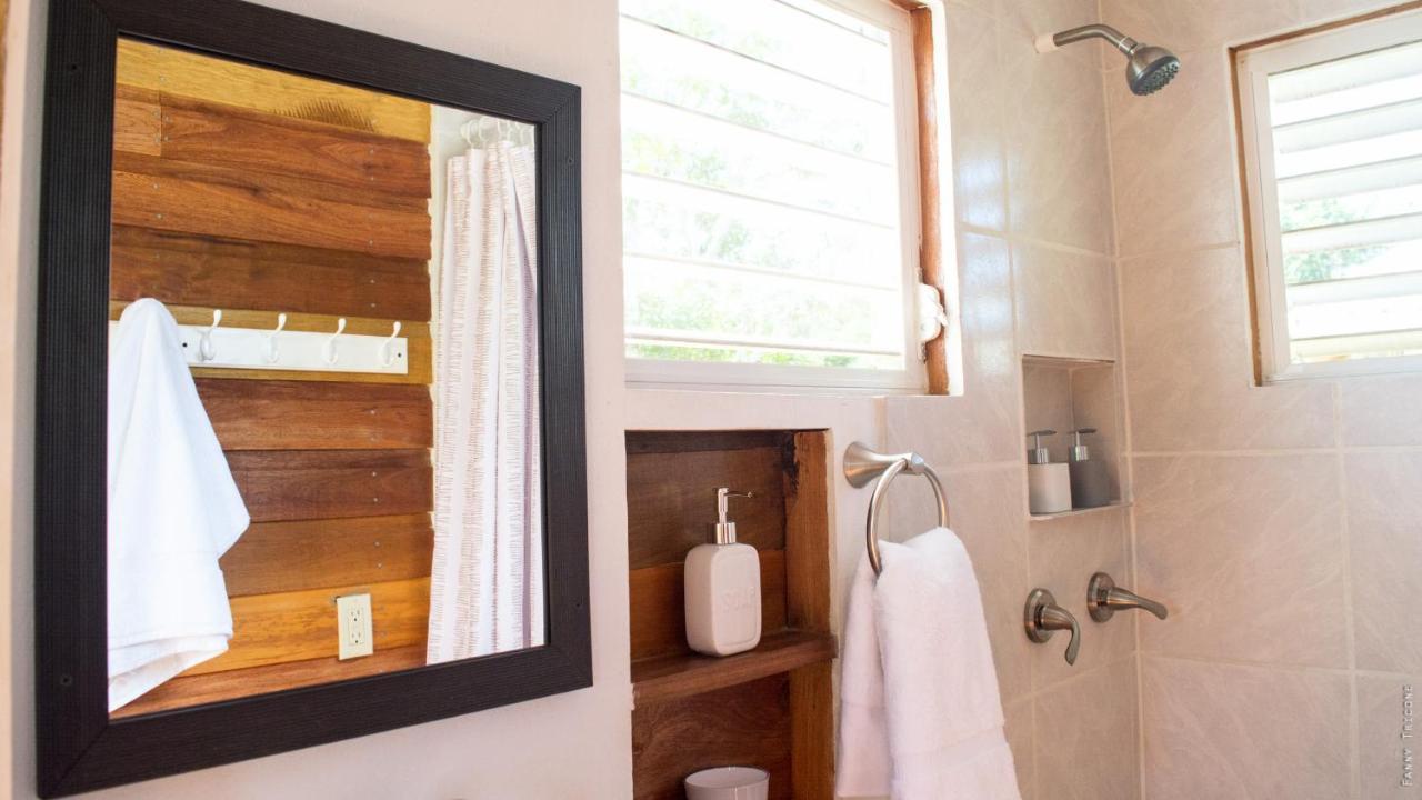 Horse Cottage Sarteneja Ngoại thất bức ảnh